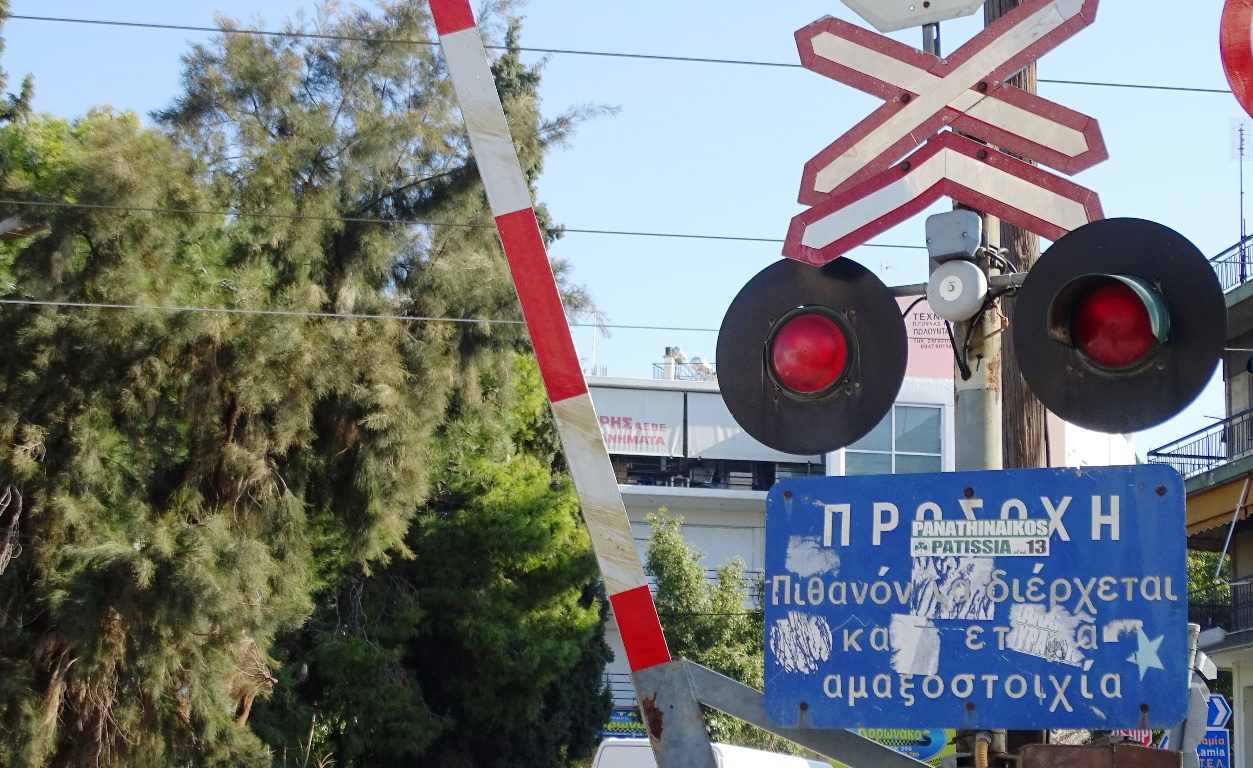 Παρολίγο τραγωδία στην οδό Βόλου - ο φύλακας του ΟΣΕ δεν κατέβασε τις μπάρες
